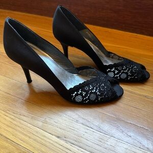 WOMENS STUART WEITZMAN PEEP TOE BLACK SATIN & CHANTILLY LACE EVENING HEELS 9/US*